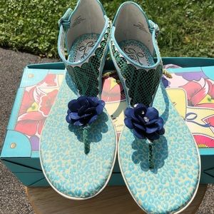 MUST HAVE SANDALS!! NEVER BEEN WORN